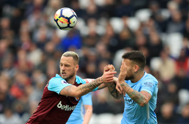 他正努力为 他正努力为