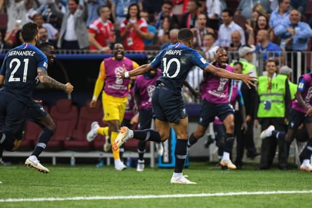 用坚定自信 用坚定自信